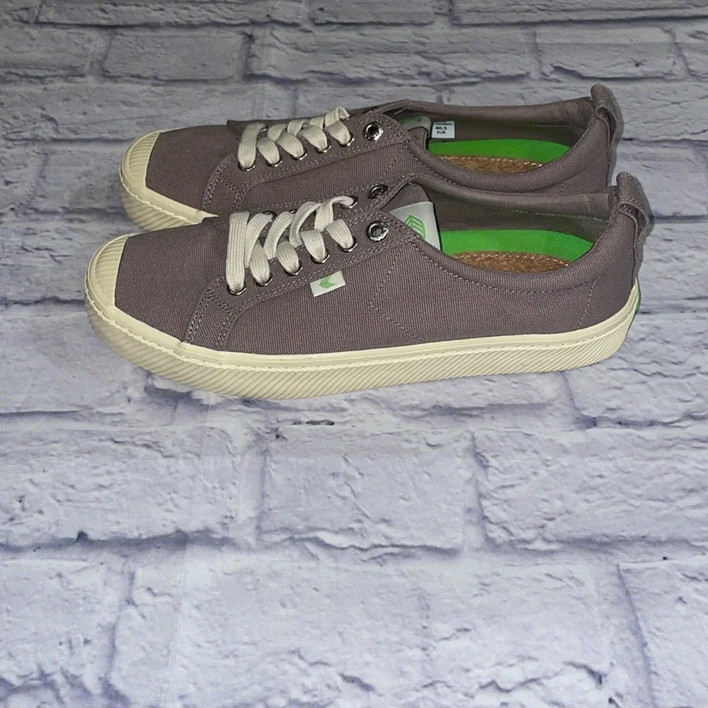 Cariuma OCA Low Canvas Sneakers Mystic Grey - Size 9.5
